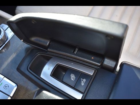 Used 2015 Mercedes-Benz SL 550 w/ Driver Assistance Package image 37