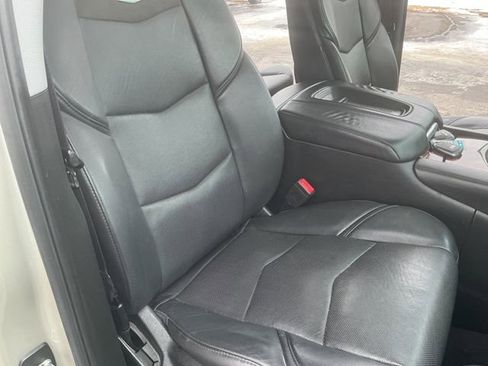 Used 2017 Cadillac Escalade Premium Luxury image 41