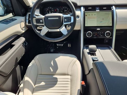 New 2025 Land Rover Discovery Dynamic SE image 4