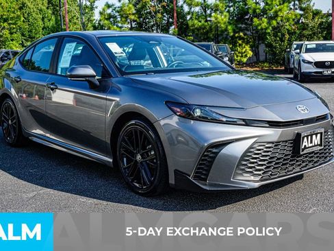 Used 2025 Toyota Camry SE image 4
