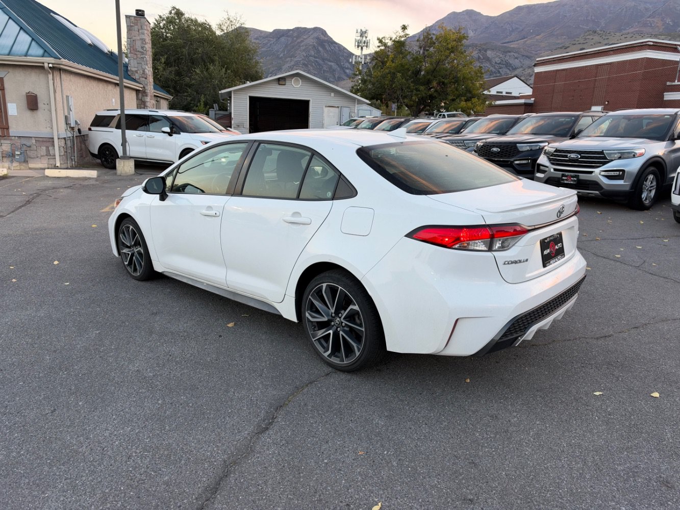 Used 2022 Toyota Corolla SE FWD image 3
