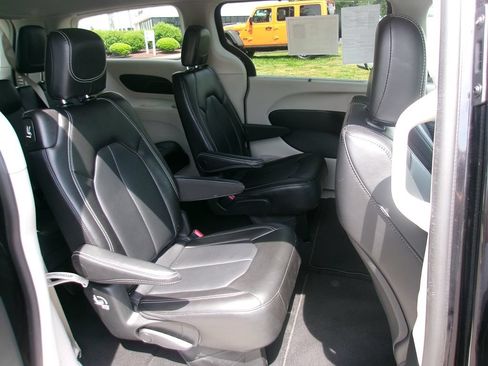 Certified 2024 Chrysler Pacifica Touring-L FWD image 9