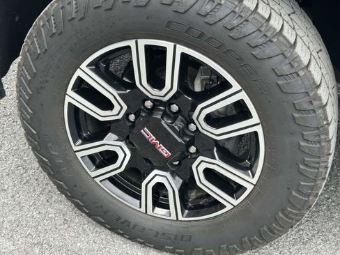 Used 2022 GMC Sierra 2500 AT4 w/ AT4 Premium Plus Package AWD/4WD image 9