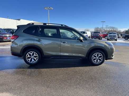 Used 2023 Subaru Forester Premium image 11