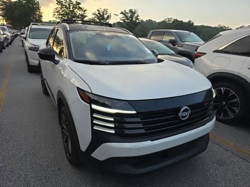 Used 2025 Nissan Kicks SR FWD image 1
