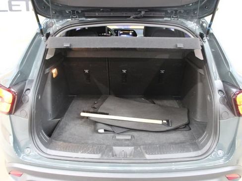 Used 2025 Chevrolet Trax LT FWD image 12
