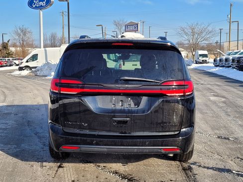 Used 2025 Chrysler Pacifica Limited image 5