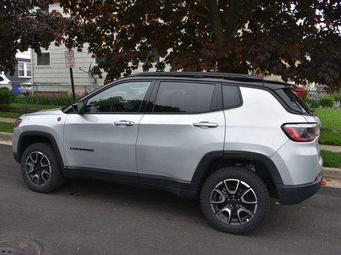 Used 2025 Jeep Compass Trailhawk AWD/4WD image 8