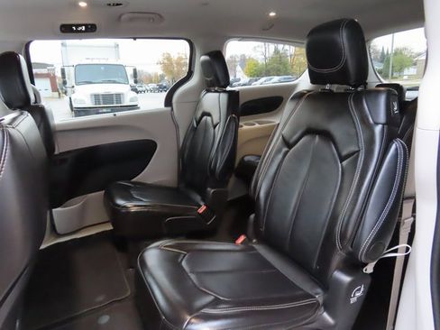 Used 2024 Chrysler Pacifica Touring-L image 23