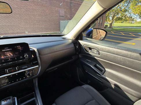 Used 2025 Nissan Pathfinder SV FWD image 15