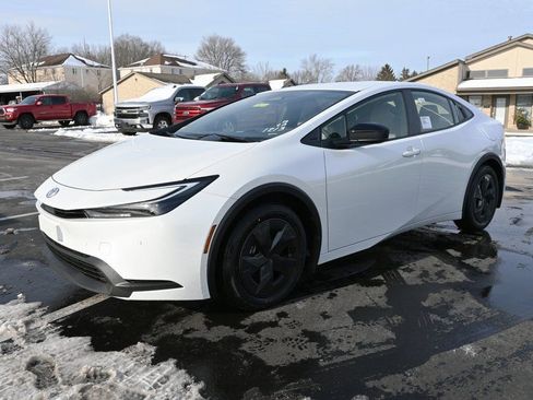 New 2026 Toyota Prius LE image 2