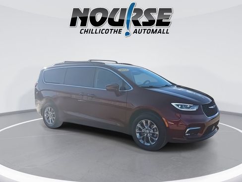 Used 2022 Chrysler Pacifica Touring-L image 2
