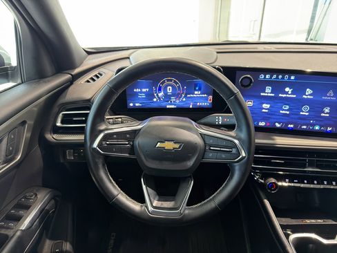 Used 2025 Chevrolet Traverse LT FWD image 16
