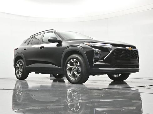 Certified 2025 Chevrolet Trax LT w/ LT Convenience Package FWD image 38