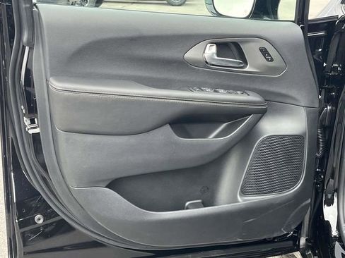 New 2026 Chrysler Pacifica Select image 11