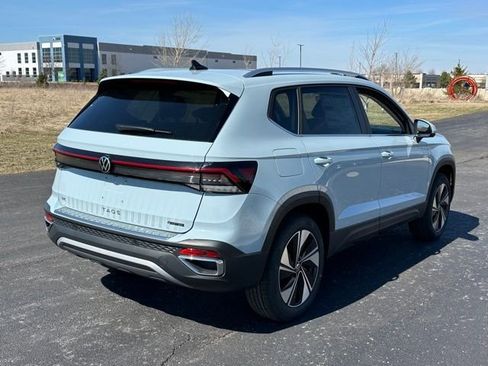 New 2026 Volkswagen Taos SE image 6