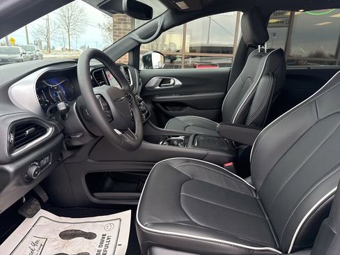 New 2026 Chrysler Pacifica Limited image 47
