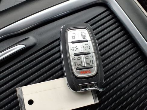 Used 2024 Chrysler Pacifica Touring-L FWD image 24