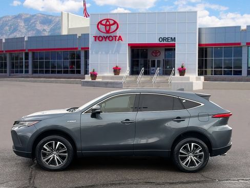 Used 2021 Toyota Venza LE image 3