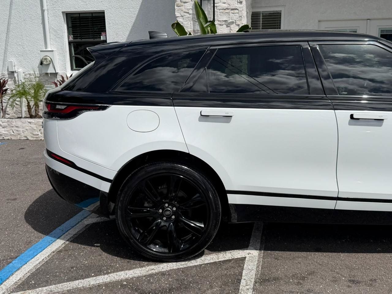 Used 2018 Land Rover Range Rover Velar R-Dynamic SE AWD/4WD image 16