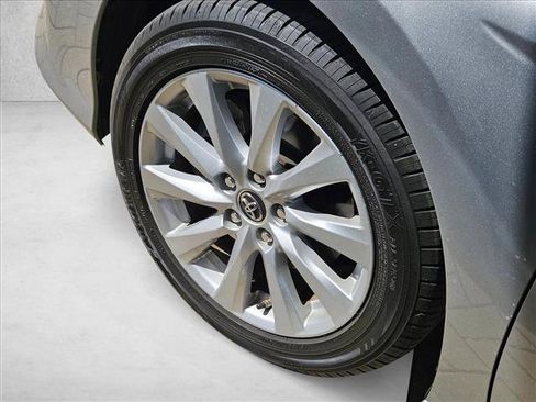 Used 2018 Toyota Camry LE image 13