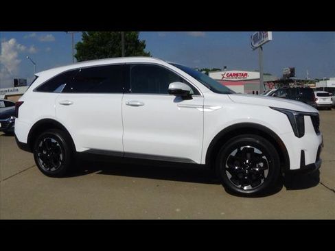 Used 2024 Kia Sorento S image 5
