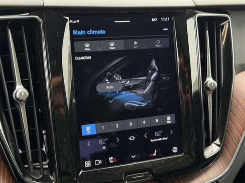 Used 2023 Volvo XC60 B5 Plus image 5