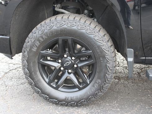 Used 2025 Chevrolet Silverado 1500 Custom Trail Boss w/ Dark Appearance Package AWD/4WD image 16