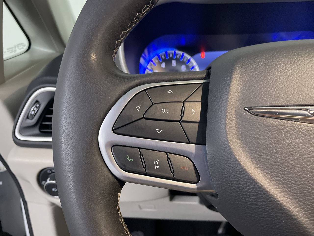 Used 2023 Chrysler Pacifica Touring-L FWD image 27