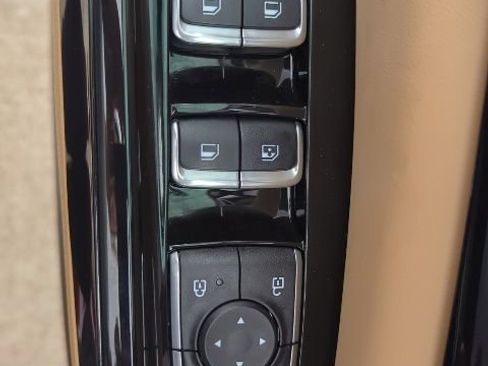 Used 2024 Kia Carnival EX image 16