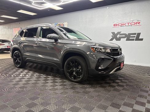 Used 2022 Volkswagen Taos SE image 1