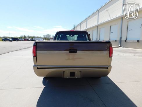 Used 2000 Chevrolet S10 Pickup LS w/ Preferred Equipment Group image 8