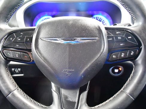 Used 2023 Chrysler Pacifica Touring FWD image 19