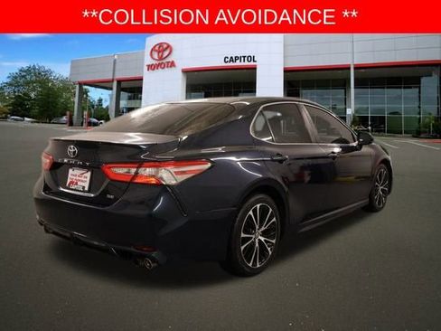 Used 2018 Toyota Camry SE image 3