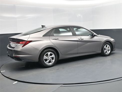 Used 2022 Hyundai Elantra SE image 4