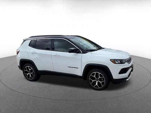 Used 2025 Jeep Compass Limited AWD/4WD image 2