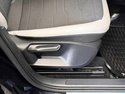 Used 2025 Volkswagen Taos SE w/ Panoramic Sunroof Package FWD image 30