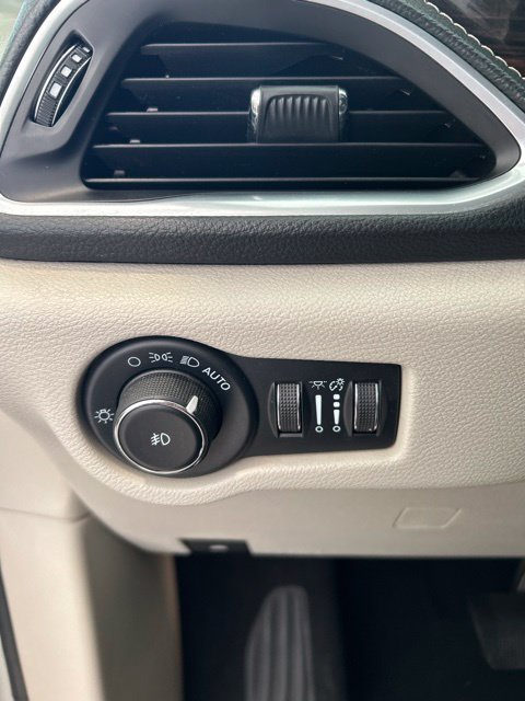 Used 2022 Chrysler Pacifica Limited FWD image 17