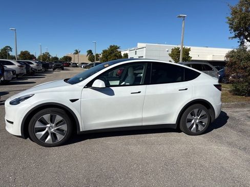 Used 2021 Tesla Model Y Long Range image 1