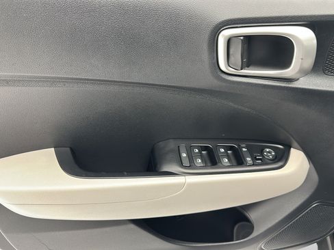 Used 2025 Hyundai Venue SEL FWD image 13