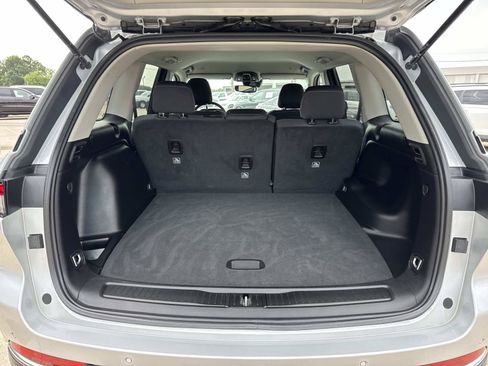 Used 2024 Jeep Grand Cherokee Laredo RWD image 8