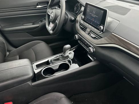 Used 2024 Nissan Altima 2.5 SV image 17