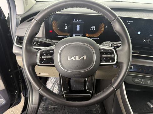 Used 2025 Kia Carnival FWD image 22