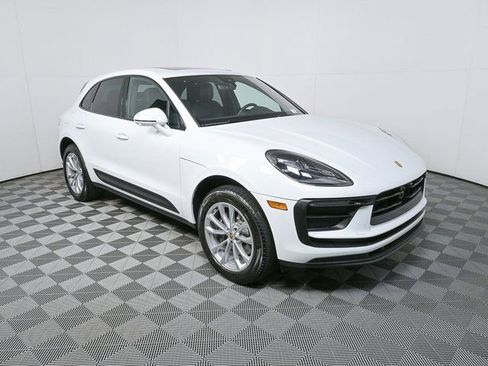 Certified 2025 Porsche Macan image 30