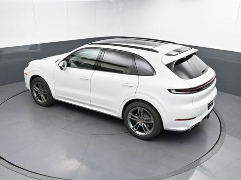 Used 2025 Porsche Cayenne Base image 28