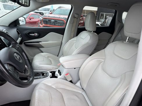 Used 2019 Jeep Cherokee Limited FWD image 9