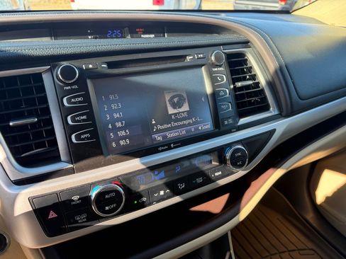 Used 2014 Toyota Highlander XLE image 11