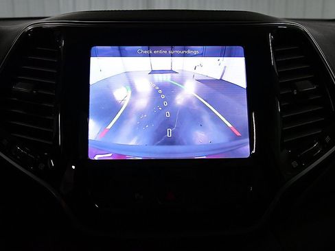 Used 2019 Jeep Cherokee Limited image 23