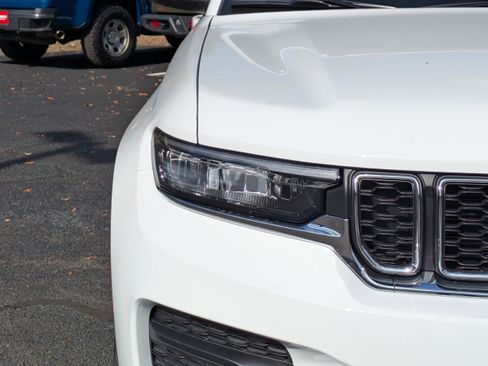 New 2025 Jeep Grand Cherokee Laredo image 10