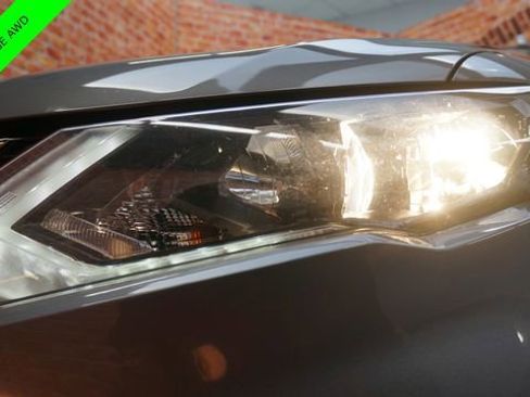 Used 2017 Nissan Rogue SV w/ SV Premium Package image 65